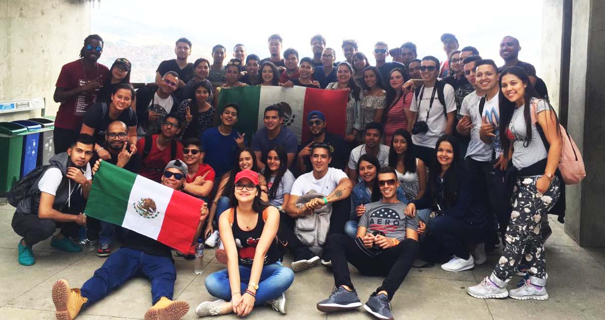 Estudiantes Escuela Internacional de Invierno en la Comuna 13 – Medellín (Antioquia - Colombia)