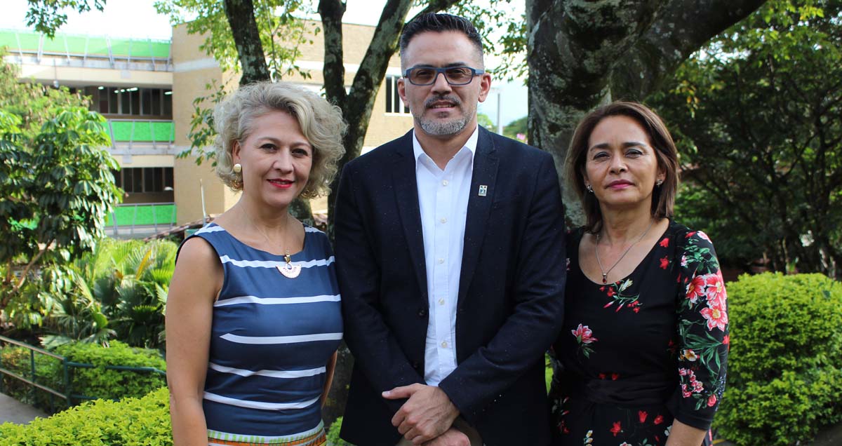 Estudiantes de Medellín motivados por la investigación en familia