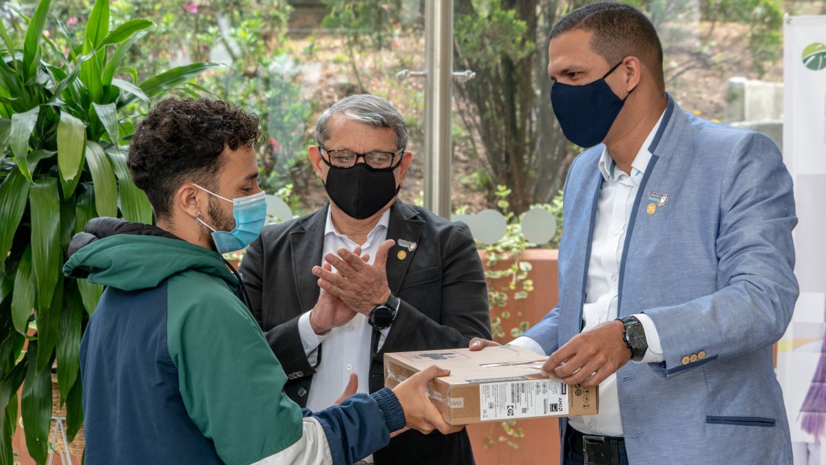 El rector del Tecnológico de Antioquia, Leonardo García Botero y el director de Sapiencia, Carlos Alberto Chaparro Sánchez, durante entrega de 660 computadores a estudiantes del TdeA