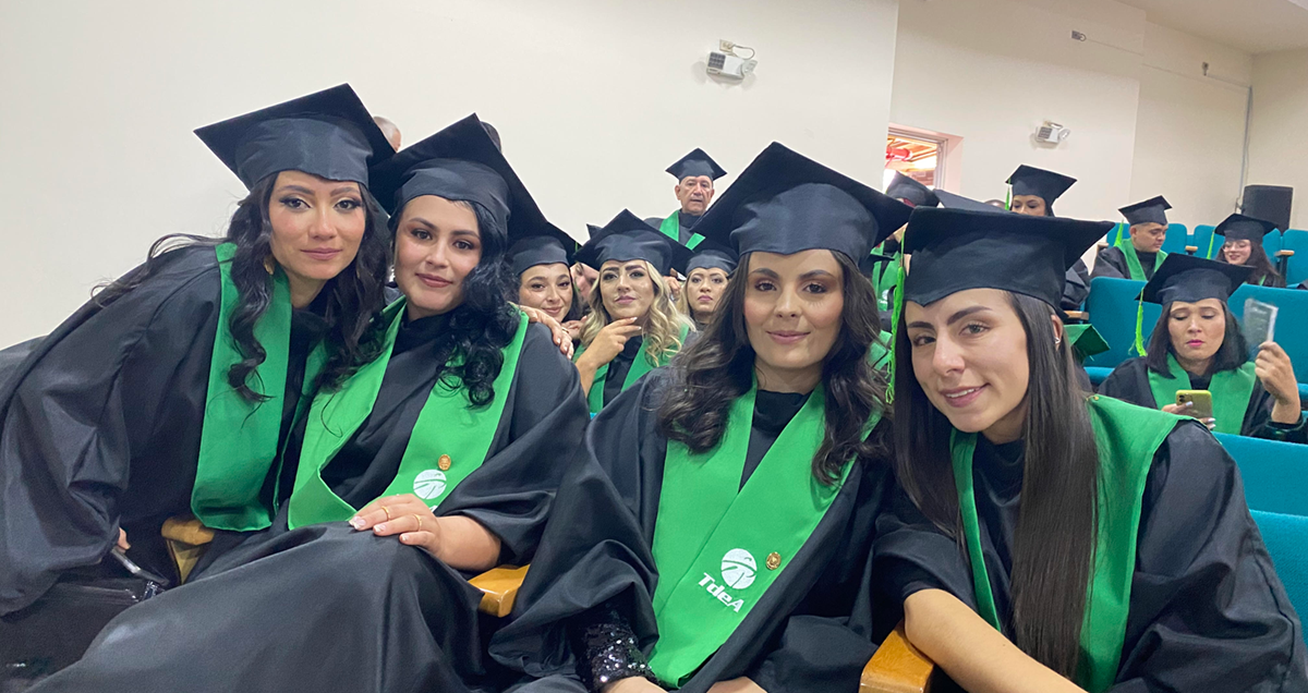 Psicólogos con enfoque humanista se graduaron en el TdeA