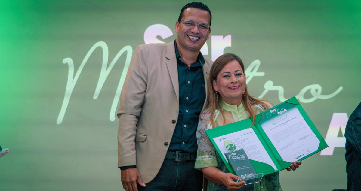 El Rector del TdeA, Leonardo García Botero con la docente Sorrelly del Socorro Moreno Carvajal 