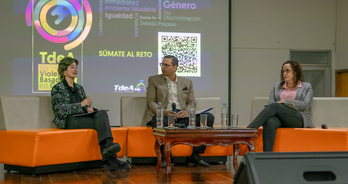 De izquierda a derecha: Valeria Molina Gómez, Comunicadora Social, el rector del TdeA, Leonardo García Botero y la decana de la Facultad de Derecho y Ciencias Forenses del TdeA, Luz Elena Mira Olano