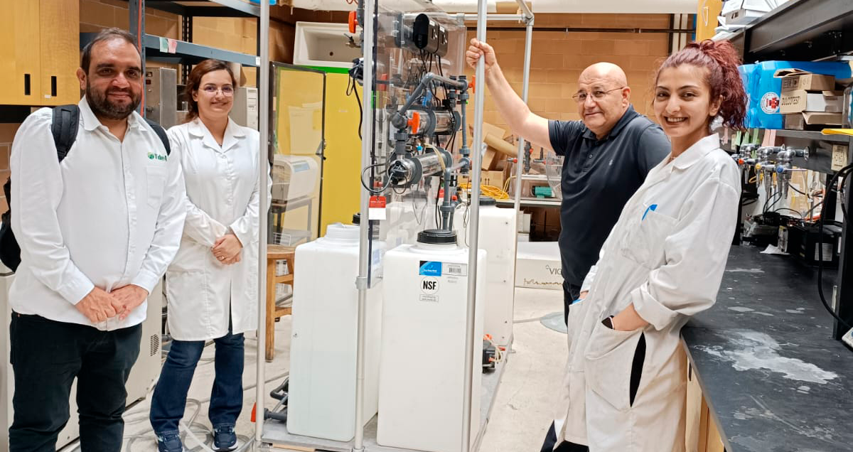 Decano de ingeniería del TdeA en laboratorio de la TMU