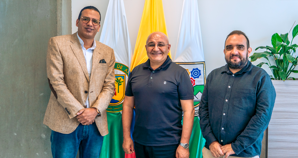 Rector del TdeA, el profesor Mehrab Mehrvar, director de posgrados de Ingeniería de Toronto Metropolitan University —TMU— y el Decano de ingeniería del TdeA