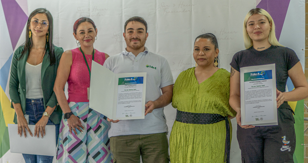 De izquierda a derecha: Yony Castaño Ramirez (Estudiante de Tecnología en Gestión Agroambiental) - Katherin Echeverry Vanegas (Estudiante de Profesional en Criminalística). Ambos ocuparon el primer puesto en la categoría de Instrumentos.