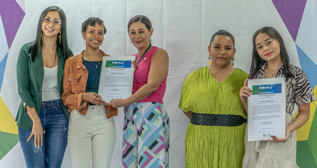 De izquierda a derecha: Joyce Celeste Cuesta Jiménez (Estudiante Lic. en Educación Infantil) - Melany Orrego Bustamante (Estudiante de Tecnología en Investigación Judicial). Ambas ocuparon el primer puesto en la categoría de Canto.